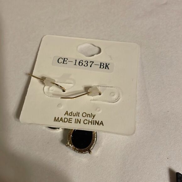 3 Pairs of Earrings - Picture 5 of 7